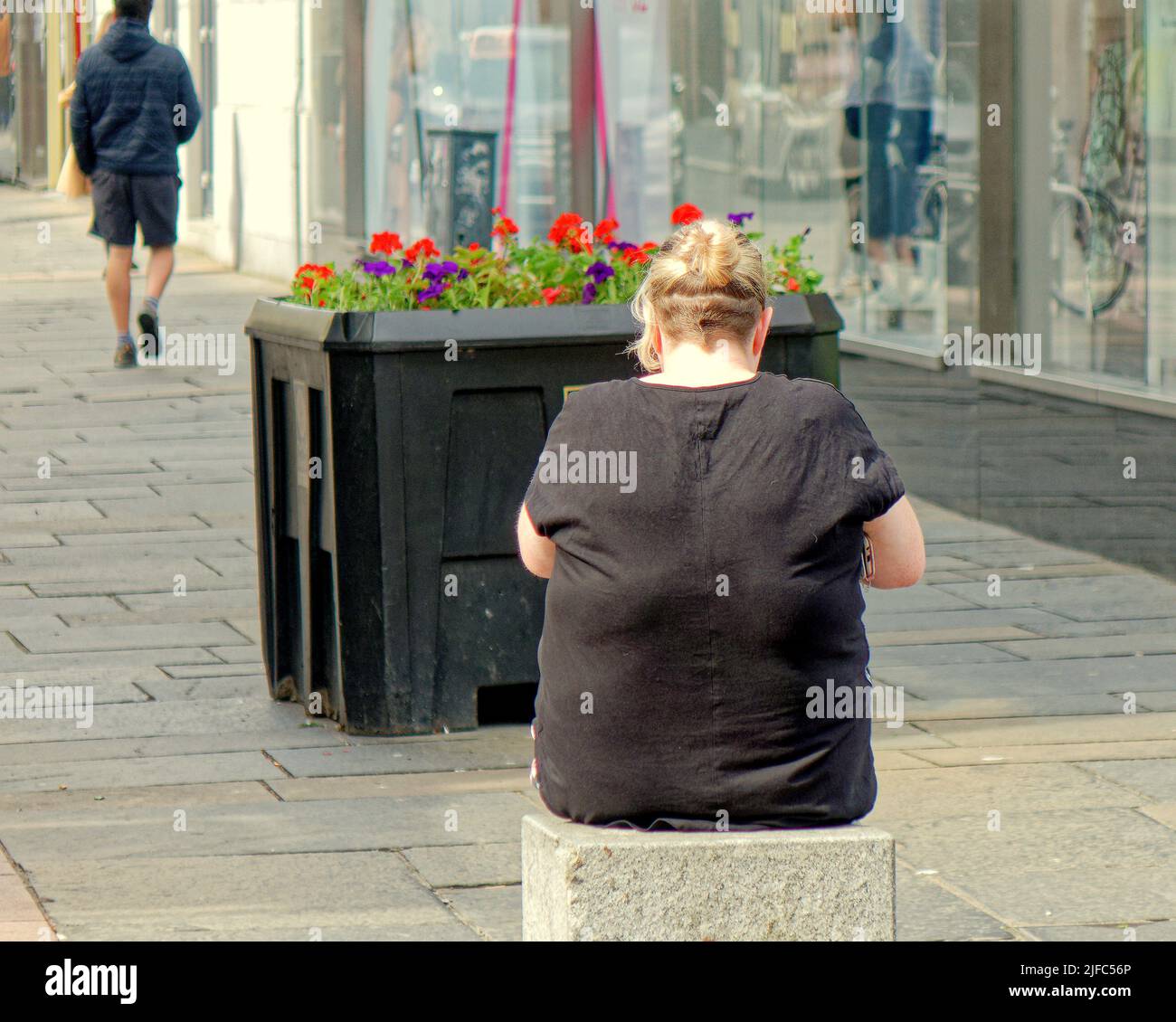 Glasgow, Schottland, Großbritannien, Juli 1. 2022. Wetter in Großbritannien: Bei Sonnenschein in der Stadt ging das Leben in Grenzen, und die Dystopie zeigte sich im Benehmen der Einheimischen, als Touristen die Stadt überfluteten. Graffiti regiert, wie es mit den professionellen Wandgemälden um die Aufmerksamkeit der Populi des ersteren mehr politisch als ästhetisch konkurriert. Credit Gerard Ferry/Alamy Live News Stockfoto