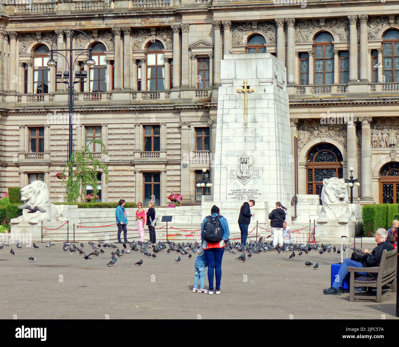 Glasgow, Schottland, Großbritannien, Juli 1. 2022. Wetter in Großbritannien: Bei Sonnenschein in der Stadt ging das Leben in Grenzen, und die Dystopie zeigte sich im Benehmen der Einheimischen, als Touristen die Stadt überfluteten. Graffiti regiert, wie es mit den professionellen Wandgemälden um die Aufmerksamkeit der Populi des ersteren mehr politisch als ästhetisch konkurriert. Credit Gerard Ferry/Alamy Live News Stockfoto