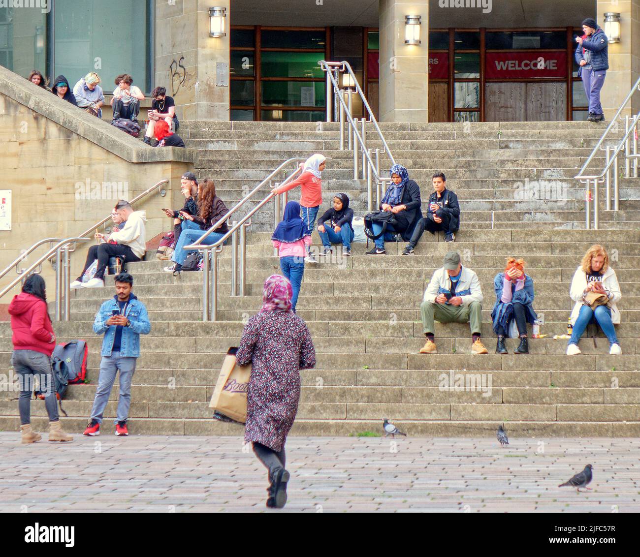 Glasgow, Schottland, Großbritannien, Juli 1. 2022. Wetter in Großbritannien: Bei Sonnenschein in der Stadt ging das Leben in Grenzen, und die Dystopie zeigte sich im Benehmen der Einheimischen, als Touristen die Stadt überfluteten. Graffiti regiert, wie es mit den professionellen Wandgemälden um die Aufmerksamkeit der Populi des ersteren mehr politisch als ästhetisch konkurriert. Credit Gerard Ferry/Alamy Live News Stockfoto