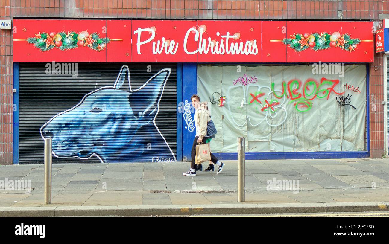 Glasgow, Schottland, Großbritannien, Juli 1. 2022. Wetter in Großbritannien: Bei Sonnenschein in der Stadt ging das Leben in Grenzen, und die Dystopie zeigte sich im Benehmen der Einheimischen, als Touristen die Stadt überfluteten. Graffiti regiert, wie es mit den professionellen Wandgemälden um die Aufmerksamkeit der Populi des ersteren mehr politisch als ästhetisch konkurriert. Credit Gerard Ferry/Alamy Live News Stockfoto