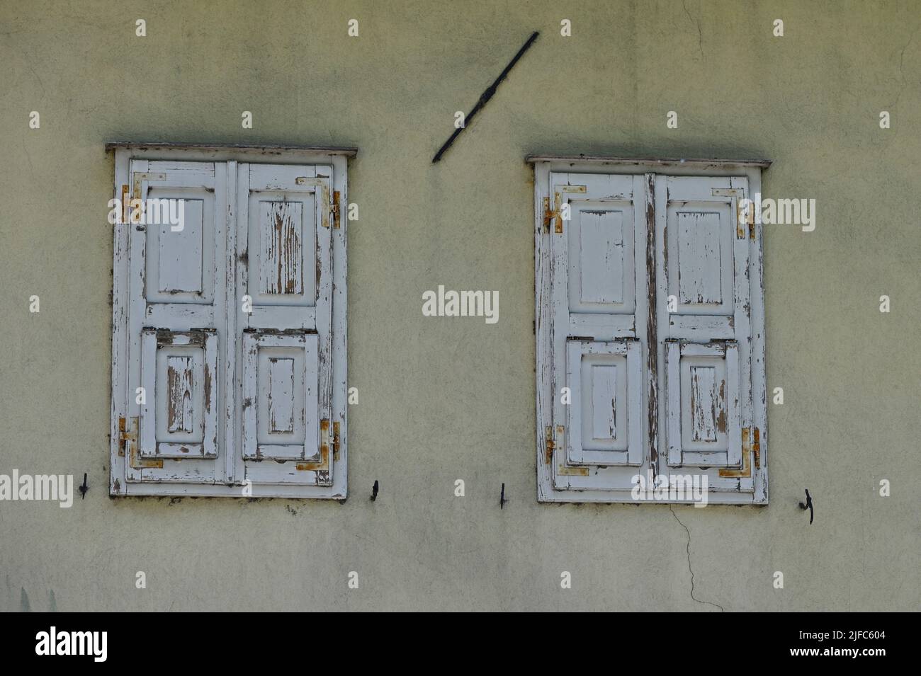 Aquileia, Italien. 19. Juni 2022. Hauswand in Aquileia mit Holzfensterbalken Stockfoto