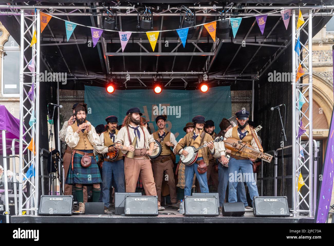 Winchester hat Fair, 1.. Juli 2022. Die jährliche Hutmesse begann heute mit lokalen Schulen, die an der Karnevalsprozession durch das Stadtzentrum mit den Kindern in bunten Kostümen teilnehmen. Die Winchester hat Fair ist ein 3-tägiges Outdoor Arts Festival mit Straßenunterhaltern und Aufführungen an verschiedenen Orten in der Stadt. Alte Matrosen treten auf der Bühne auf. Stockfoto