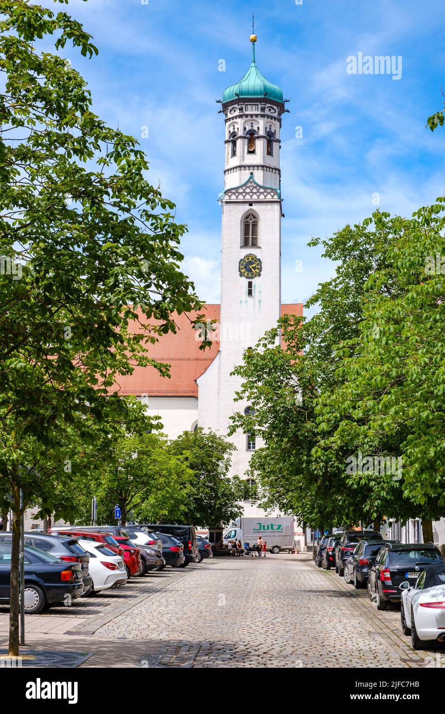 Memmingen im Unterallgäu, Schwaben, Bayern, Deutschland, Juni 8, 2022: Blick auf den Hallhof zur Kreuzherren-Kirche. Stockfoto