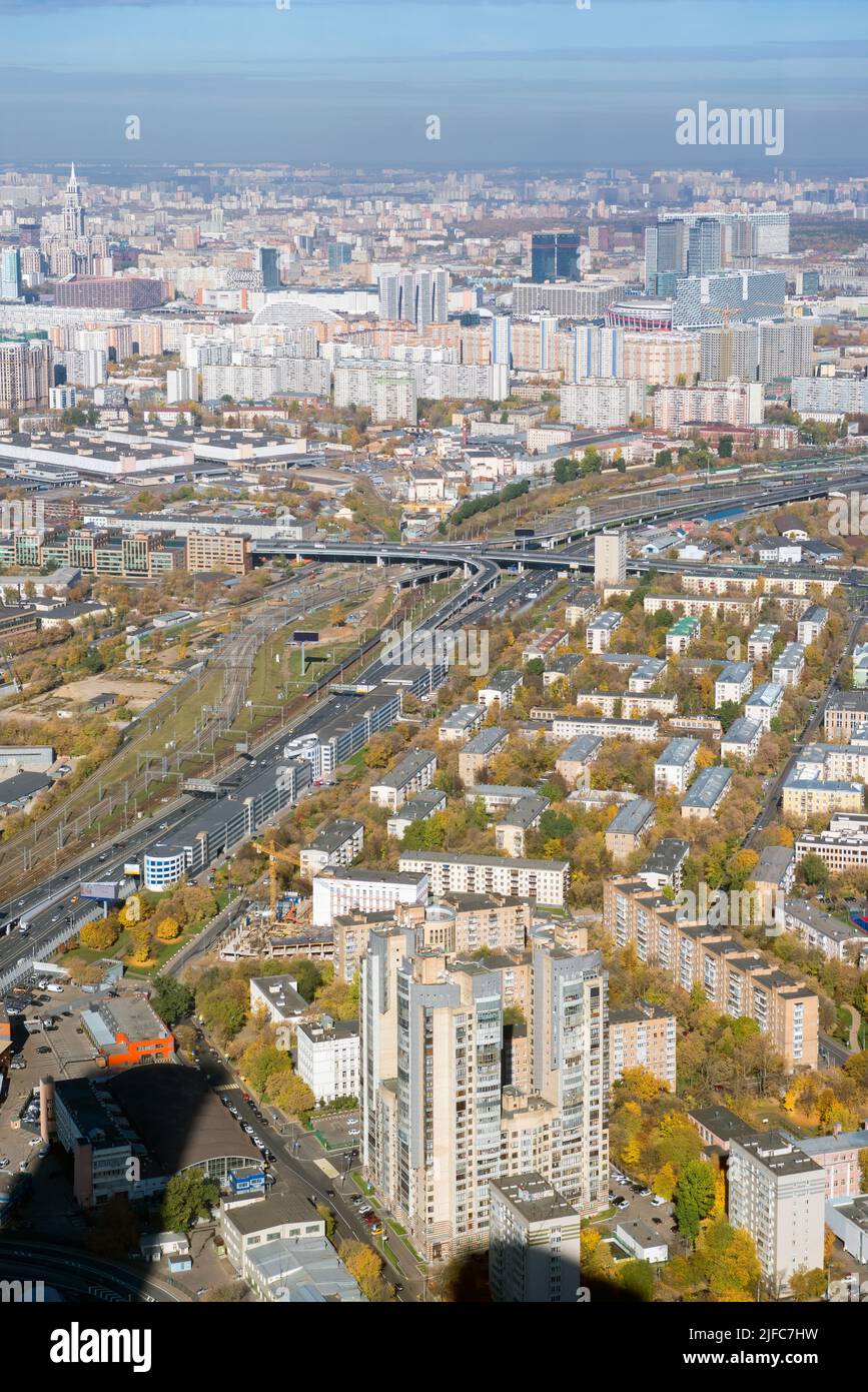 Luftaufnahme des Nordens von Moskau von der Aussichtsplattform in Moskau-Stadt an einem sonnigen Herbsttag Stockfoto