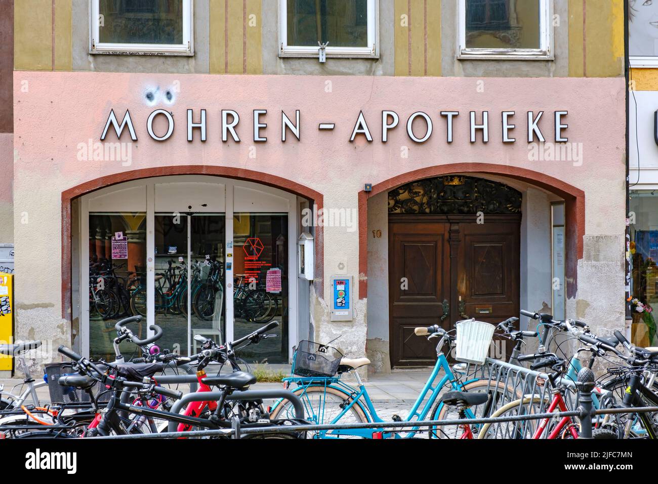 Memmingen im Unterallgäu, Schwaben, Bayern, Deutschland: Die Apotheke Mohren wurde in Möhren umbenannt. Stockfoto