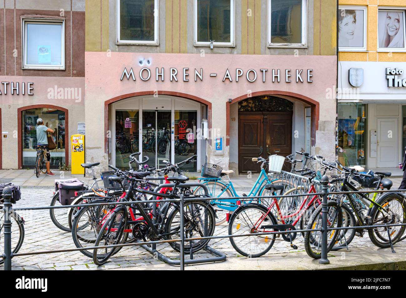 Memmingen im Unterallgäu, Schwaben, Bayern, Deutschland: Die Apotheke Mohren wurde in Möhren umbenannt. Stockfoto