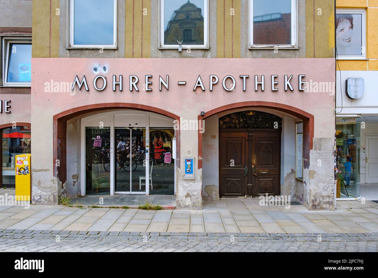 Memmingen im Unterallgäu, Schwaben, Bayern, Deutschland: Die Apotheke Mohren wurde in Möhren umbenannt. Stockfoto