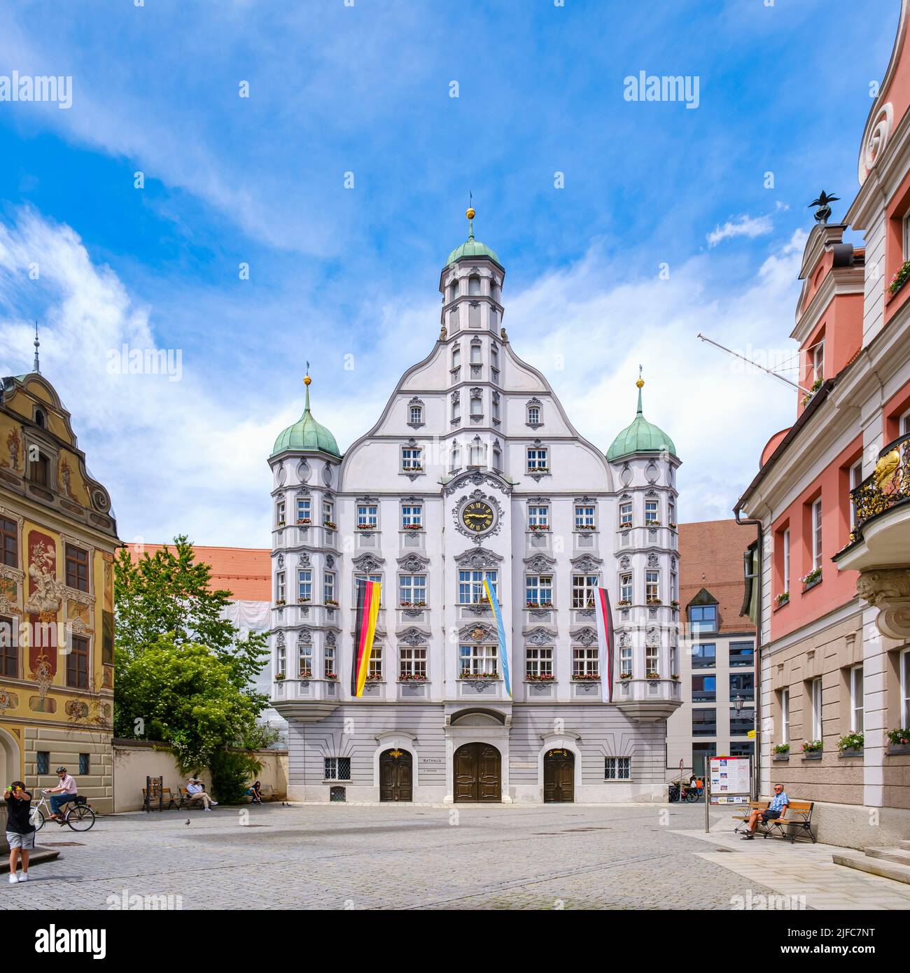 Memmingen im Unterallgäu, Schwaben, Bayern, Deutschland, Juni 8, 2022: Marktplatz-Szene vor dem historischen Rathaus. Stockfoto