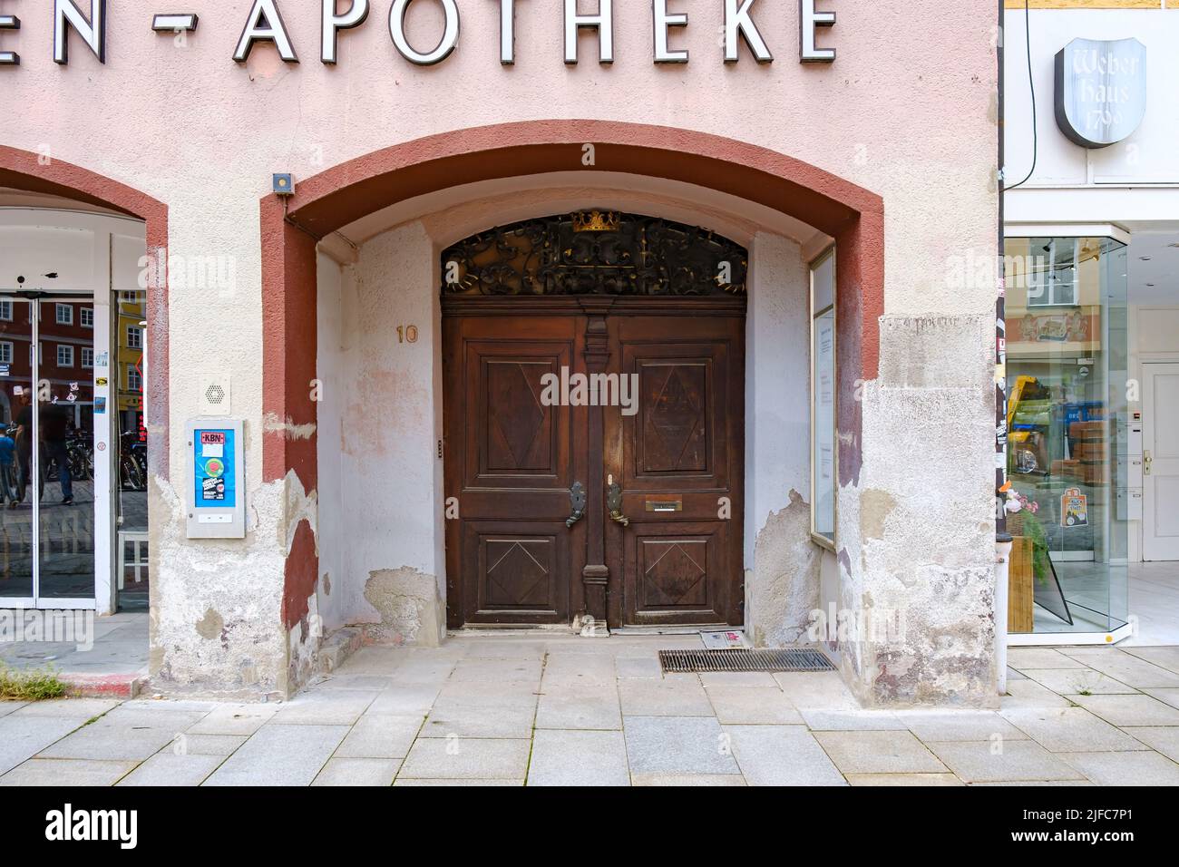 Tor und Haupteingang der ehemaligen Mohren-Apotheke auf dem Marktplatz in der Altstadt von Memmingen im Niederallgäu, Bayern, Deutschland. Stockfoto