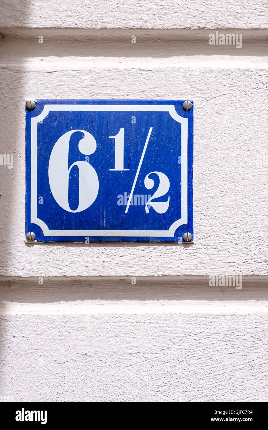 Hausnummer 6 1/2 (sechseinhalb), eine Neugier für einige, aber fraktionelle Hausnummern existieren tatsächlich. Stockfoto