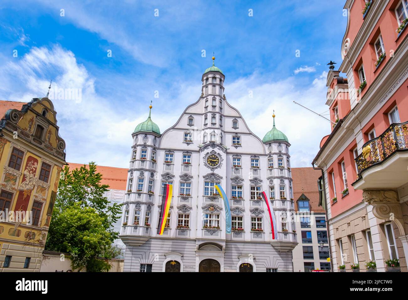 Memmingen, Schwaben, Bayern, Deutschland: Historisches Renaissance-Rathaus und angrenzende Gebäude. Memmingen, Schwaben, Bayern, Deutschland: His Stockfoto