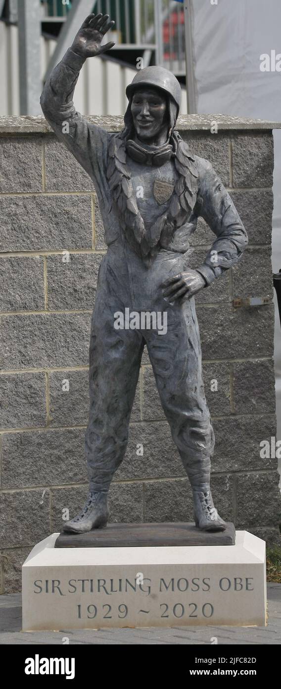 Silverstone, Northants, Großbritannien. 1.. Juli 2022. Statue von Sir Stirling Moss nach der Enthüllung während des ersten Trainingstages für den LENOVO FORMULA 1 British Grand Prix Quelle: Motofoto/Alamy Live News Stockfoto
