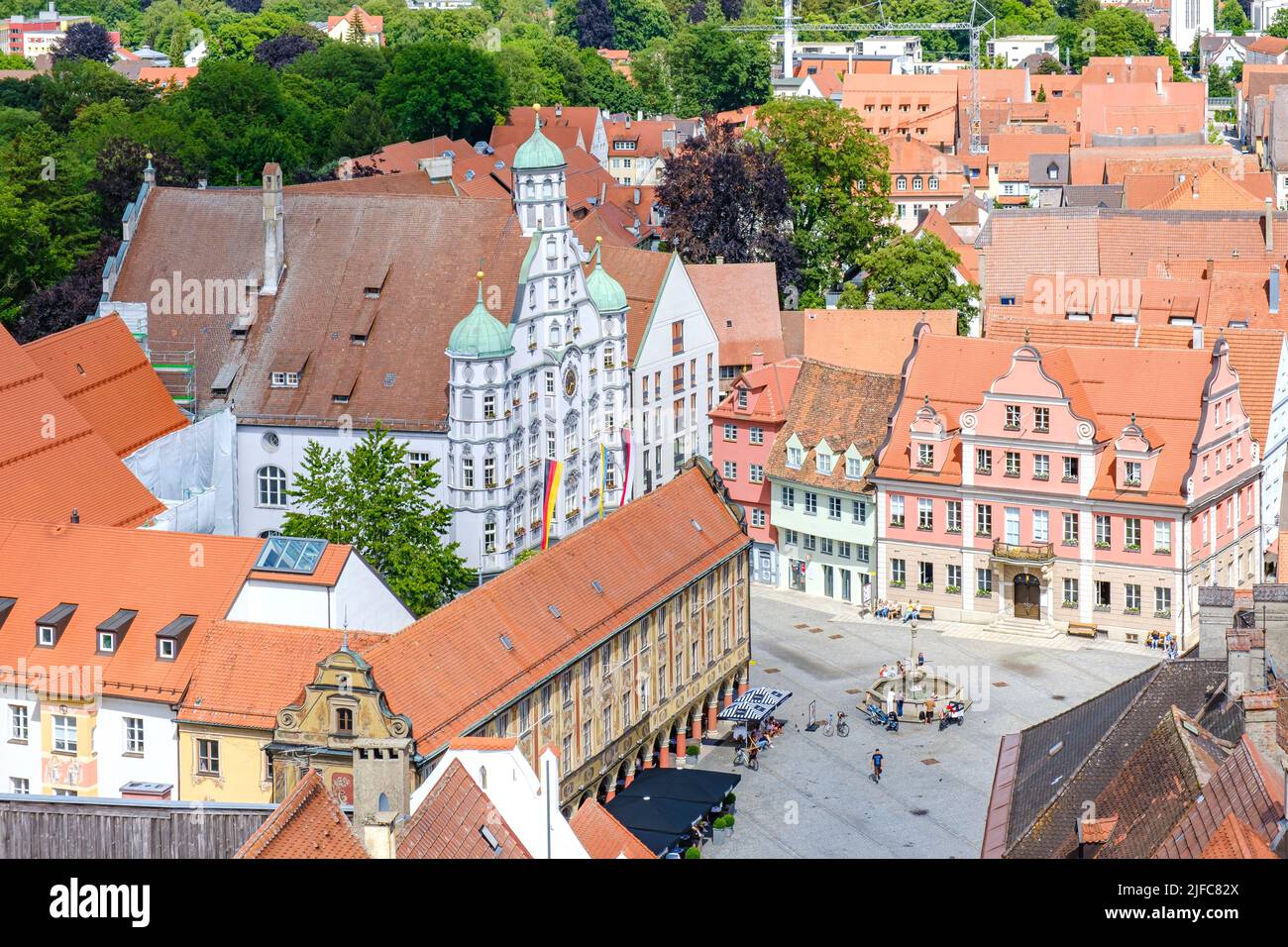 Blick vom Kirchturm St. Martins über die historische Altstadt von Memmingen im Niederallgäu, Schwaben, Bayern, Deutschland. Stockfoto