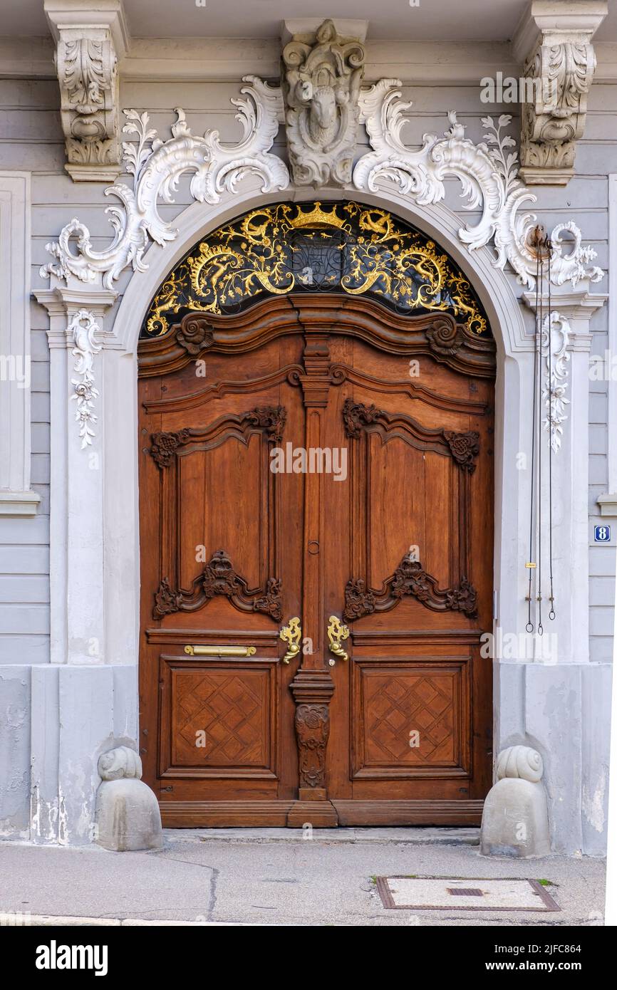 Kunstvoll gearbeitete Rundbogentür in einem historischen Gebäude am Manghaus-Platz in der Altstadt von Memmingen im Niederallgäu, Bayern, Deutschland. Stockfoto