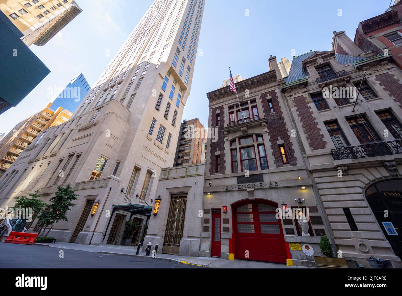 New York, New York, USA. 25.. Juni 2022. 25. Juni 2022: New York, USA: Der Megatall-Luxus-Hochhaus 220 Central Park South des Vornado Reality Trust in Midtown Manhattan thront über der Milliardäre Row und der FDNY Engine 23. Die Entwicklung wurde von Robert A.M. Stern Architects und SLCE Architects entworfen, die Inneneinrichtung wurde von Thierry Despont entworfen. Zu den bemerkenswerten Bewohnern gehören Kenneth Griffin von Citadel, Daniel Ochs, der Musiker Sting, Joe Tsai, Eigentümer von Brooklyn Nets und Eric Schmidt. (Bild: © Taidgh Barron/ZUMA Press Wire) Stockfoto