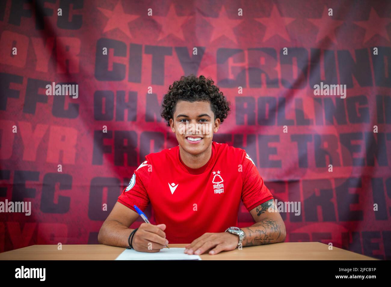 Nottingham, Großbritannien. 01.. Juli 2022. Brennan Johnson unterzeichnet am 7. 1. 2022 eine neue Vertragsverlängerung um vier Jahre bei Nottingham Forest in Nottingham, Großbritannien. (Foto von Ritchie Sumpter/News Images/Sipa USA) Quelle: SIPA USA/Alamy Live News Stockfoto