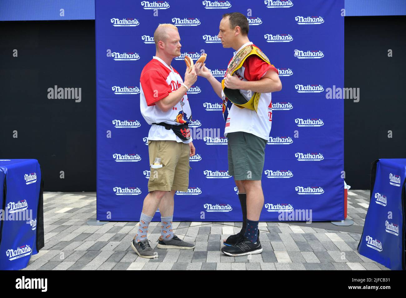 Nick Wehry und Joey Chestnut nehmen an der offiziellen Gewichtung des berühmten internationalen Hot Dog Eating Contest von Nathan am 4. Juli in den Hudson Yards Teil Stockfoto