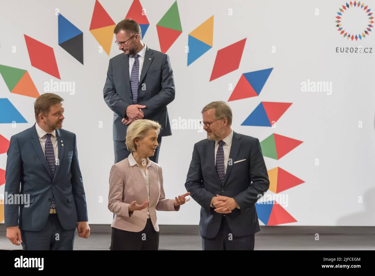 Litomysl, Tschechische Republik. 01.. Juli 2022. Der tschechische Premierminister Petr Fiala (R), die Präsidentin der Europäischen Kommission Ursula von der Leyen (Mitte) und Innenminister Vit Rakusan (L) vor einer Pressekonferenz. Besuch des Kollegiums der Europäischen Kommission am ersten Tag der tschechischen Präsidentschaft des Rates der Europäischen Union in Litomysl, Tschechische Republik. (Foto von Tomas Tkacik/SOPA Images/Sipa USA) Quelle: SIPA USA/Alamy Live News Stockfoto