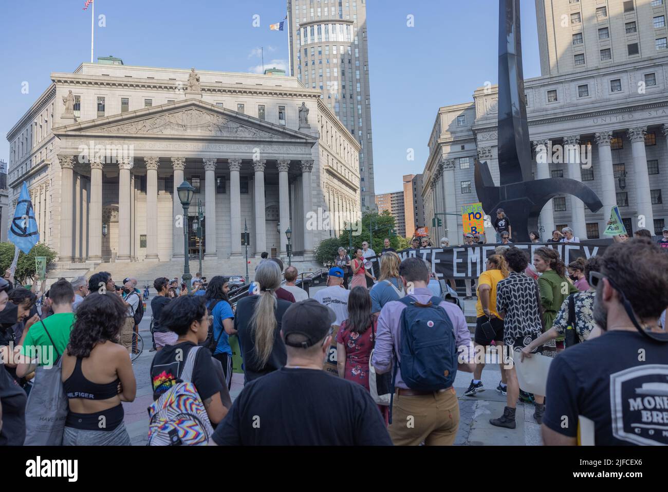 NEW YORK, NY – 30. Juni 2022: Demonstranten versammeln sich in Manhattan, nachdem der Oberste Gerichtshof der USA die Befugnis der EPA zur Emissionsregulierung bedrosselten. Stockfoto
