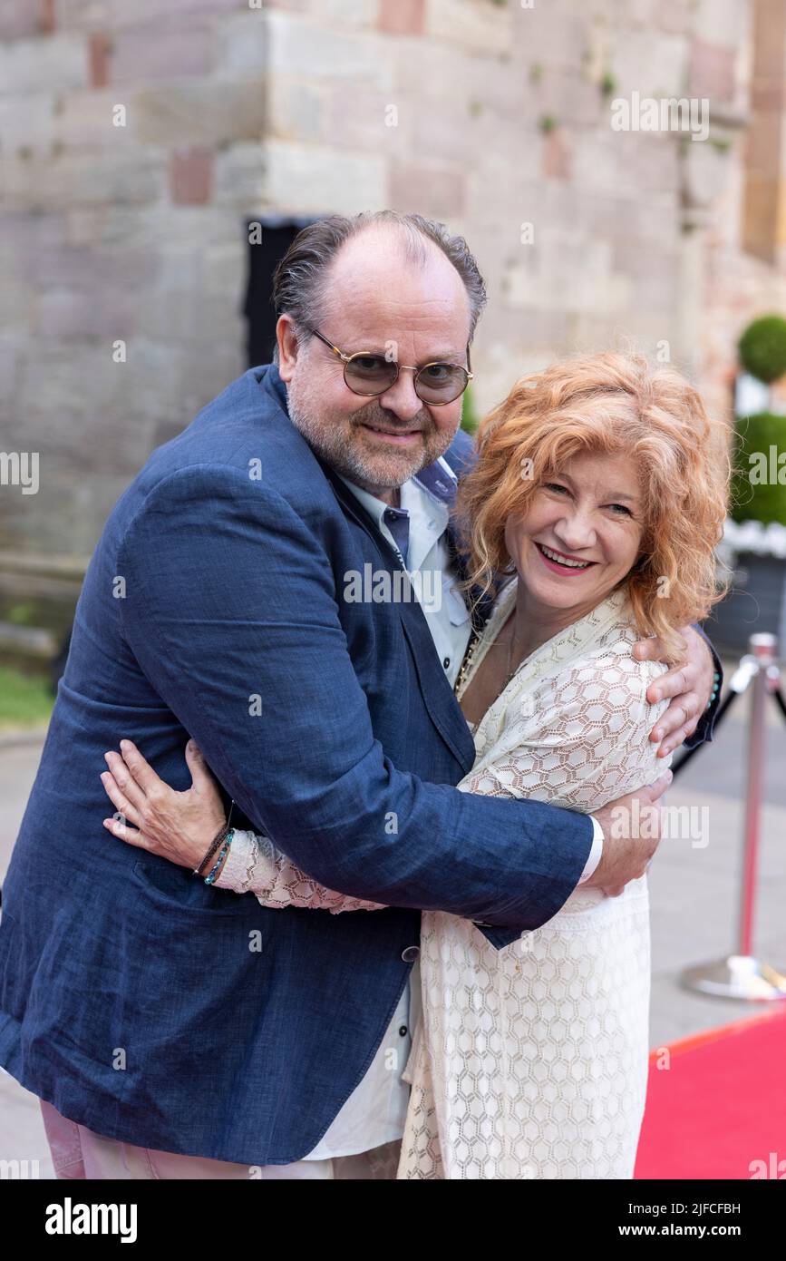 Bad Hersfeld, Deutschland. 01.. Juli 2022. Der Schauspieler Markus Majowski kommt mit seiner Frau Barbara zu den Bad Hersfeld Festspielen 71.. Quelle: Helmut Fricke/dpa/Alamy Live News Stockfoto