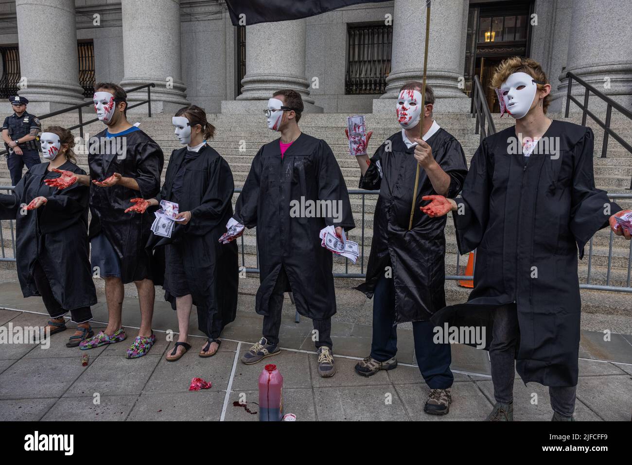 NEW YORK, NY – 30. Juni 2022: Die Demonstranten des Extinction Rebellion versammeln sich, nachdem der Oberste Gerichtshof der USA die Befugnis der EPA zur Emissionsregulierung bedrosselten. Stockfoto