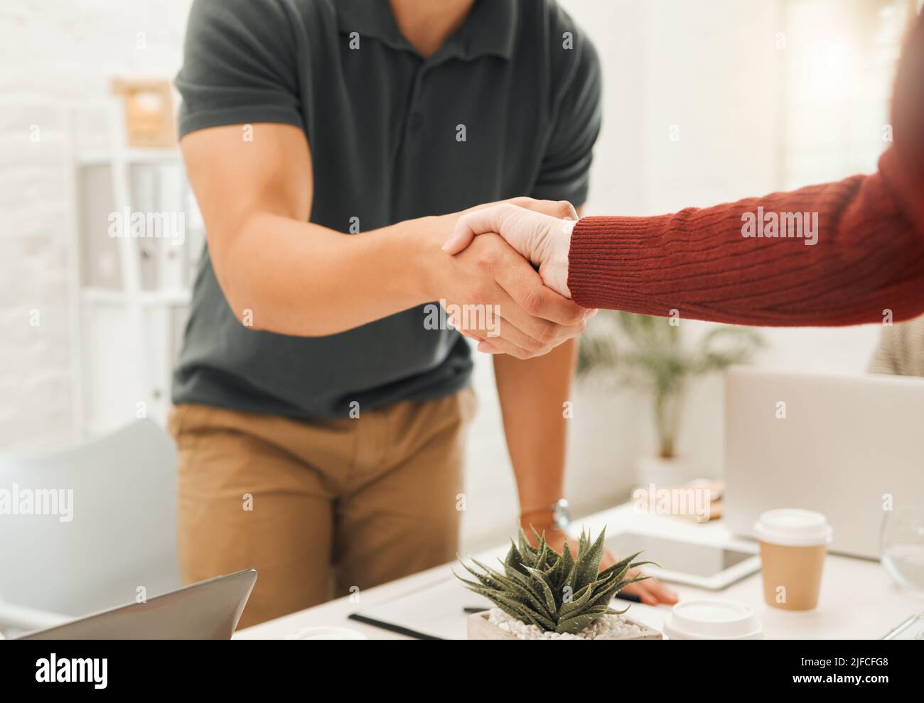 Geschäftsleute begrüßen den Empfang mit einem Handschlag. Nahaufnahme von Architekten, die sich bei einem Treffen die Hände schütteln.Hände von Geschäftsleuten während eines Interviews. Ingenieure Stockfoto