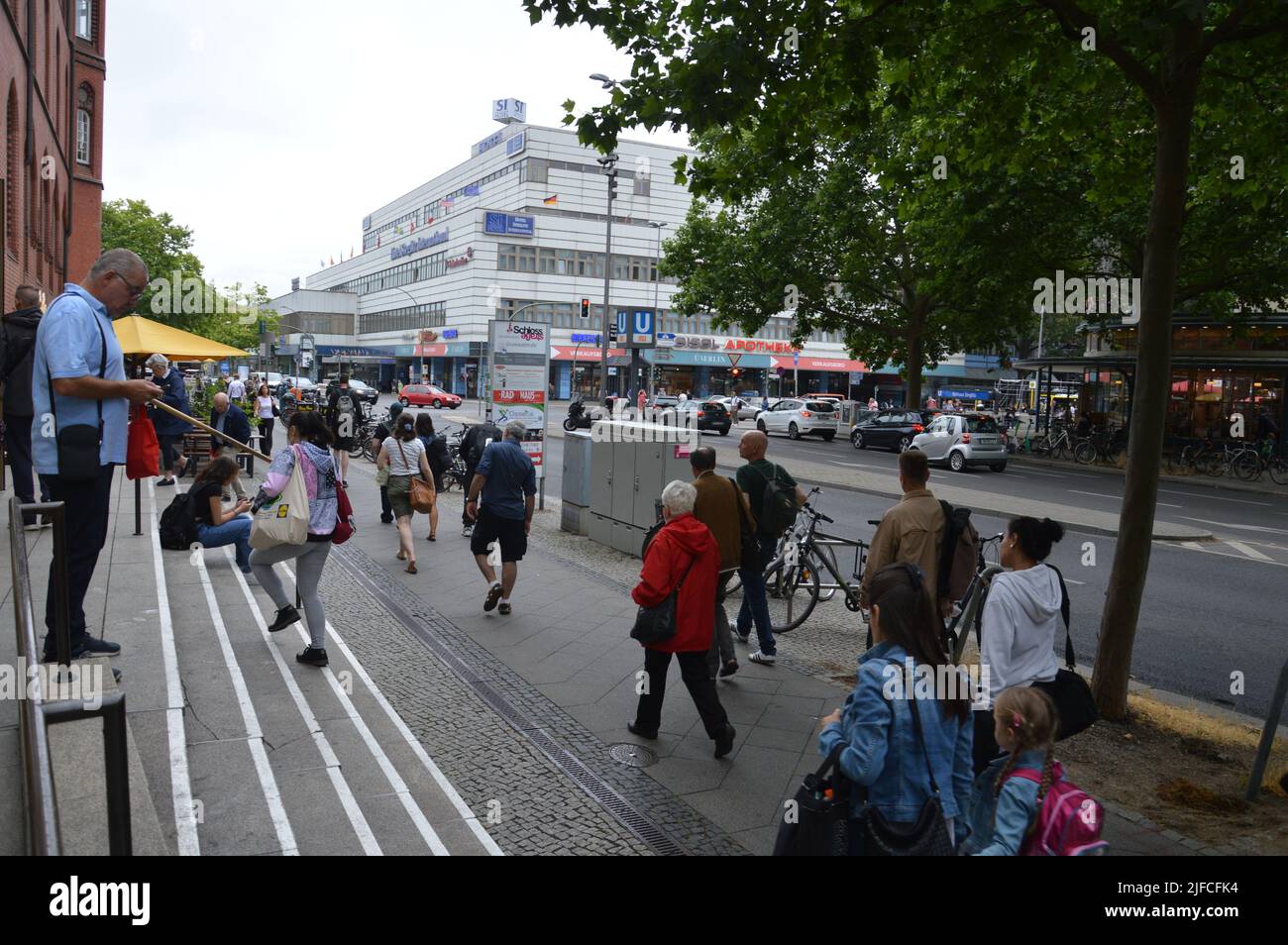 Berlin, Deutschland - 1. Juli 2022 - Grunewaldstraße im Ort Steglitz. (Markku Rainer Peltonen) Stockfoto