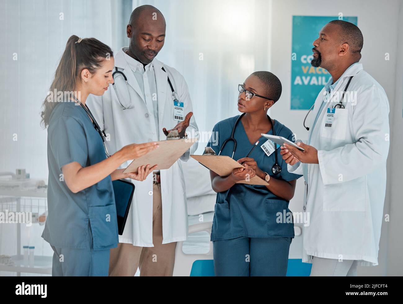 Eine Gruppe von verschiedenen Ärzten, die gemeinsam in einem Krankenhaus arbeiten. Team von medizinischen Fachkräften reden, während sie ihren Arbeitstag bei einem planen Stockfoto