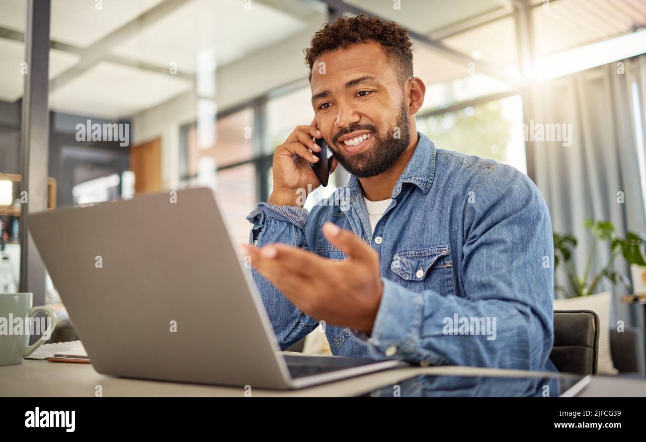 Remote-Unternehmer, der von zu Hause aus auf seinem Laptop arbeitet. Virtueller Geschäftsmann, der mit seinem Handy telefoniert. Selbstbewusste Telearbeit von Geschäftsleuten Stockfoto