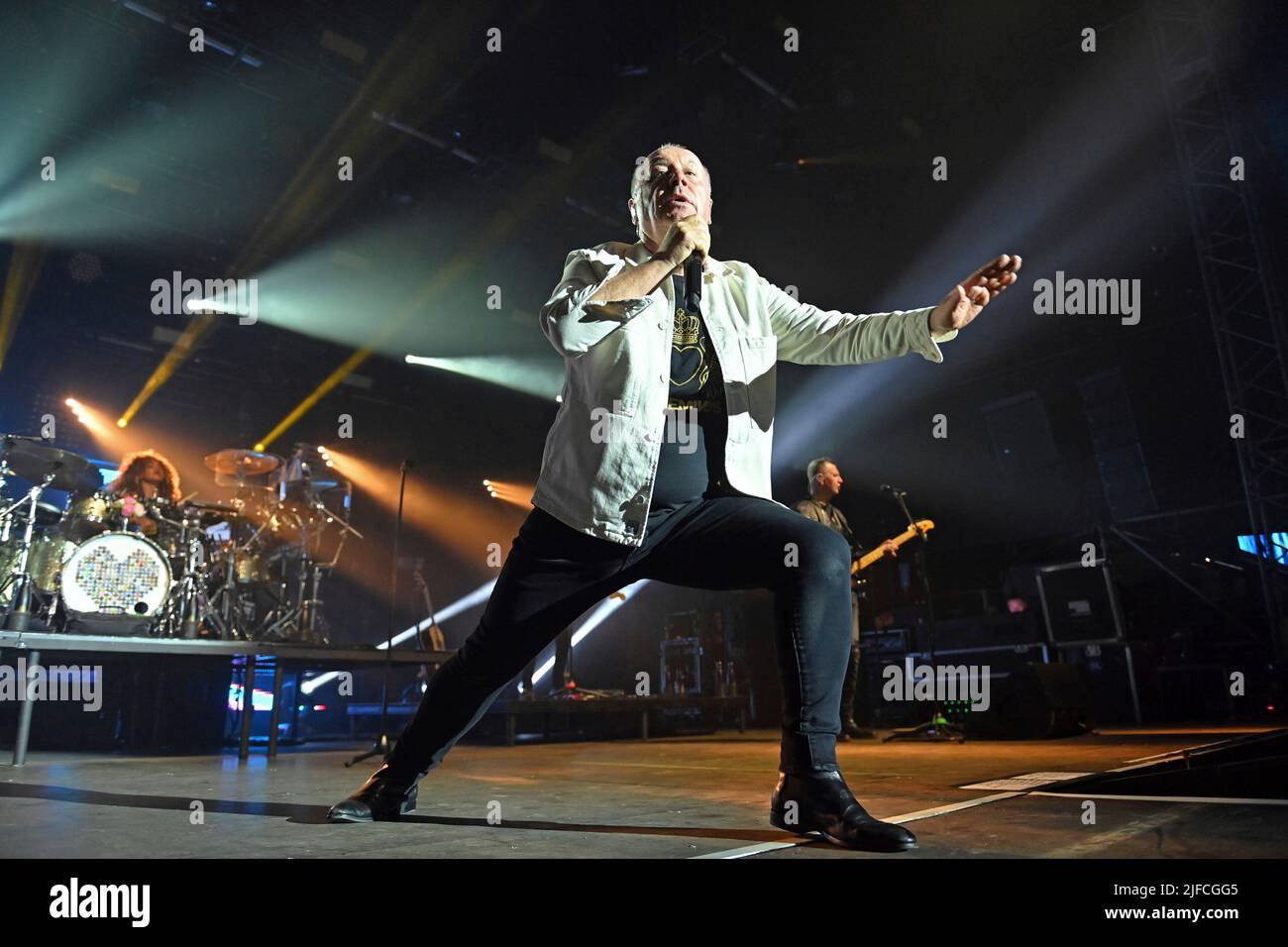 München, Deutschland. 01.. Juli 2022. Jim KERR. Simple Minds in concert beim Tollwood Summer Festival 2022 am 1.. Juli 2022. Live, Konzert, Bühne, Credit: dpa/Alamy Live News Stockfoto