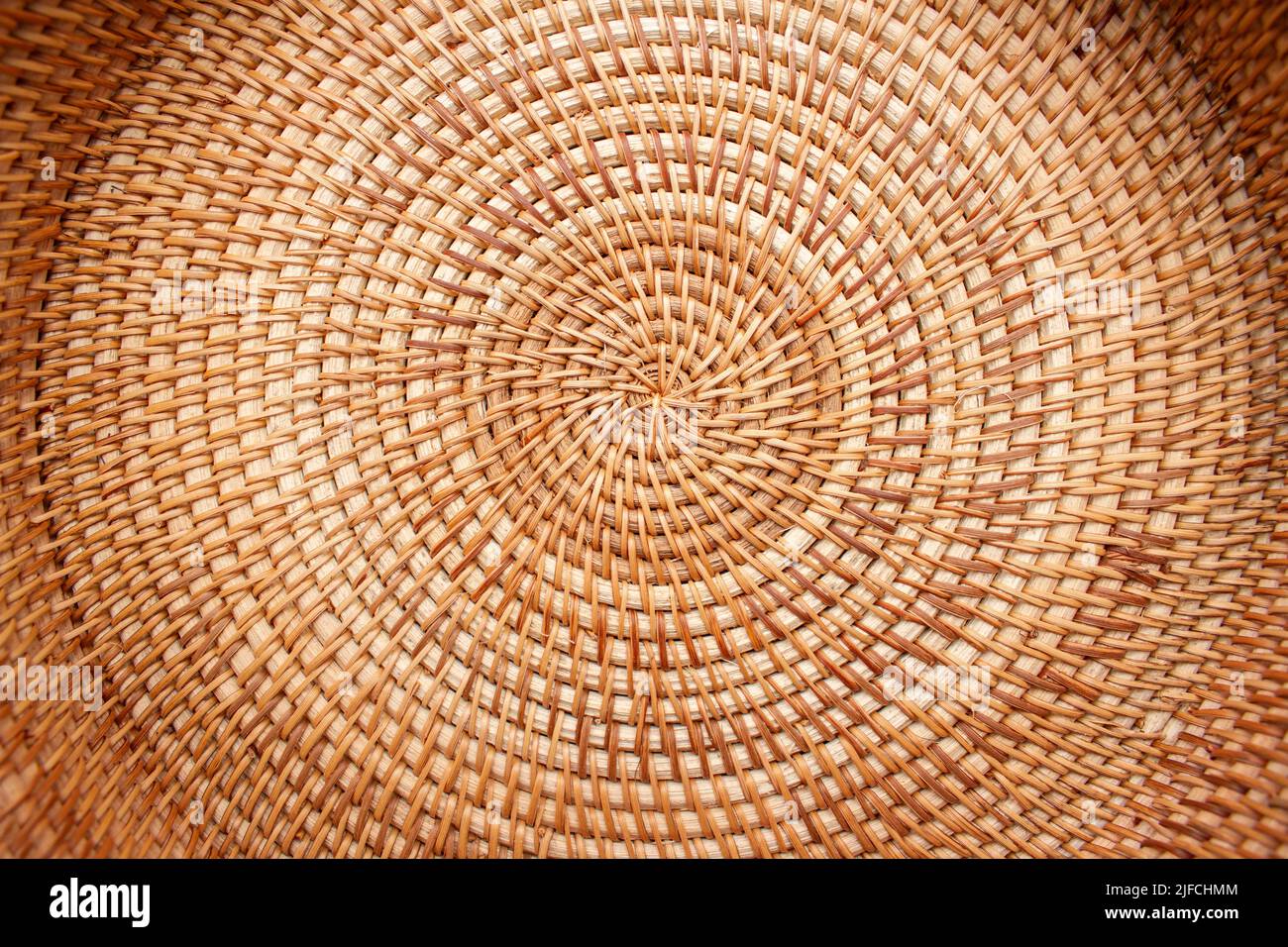 Nahaufnahme eines Korbgewebes aus natürlichen Materialien Stockfoto