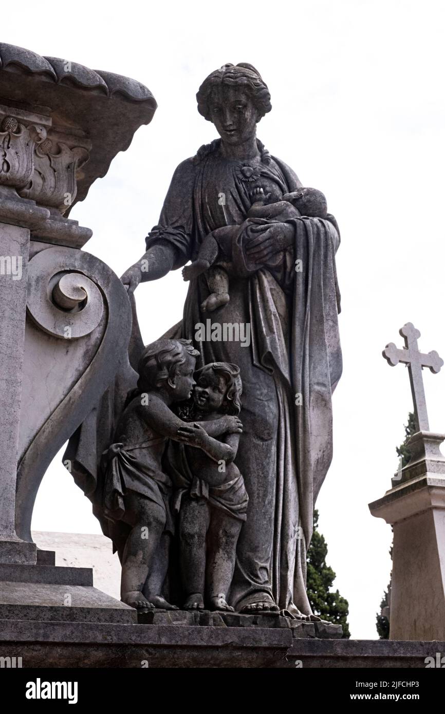 Statue der Mutter, die ein Kind über einem Grab auf einem Friedhof in Lissabon stillt Stockfoto