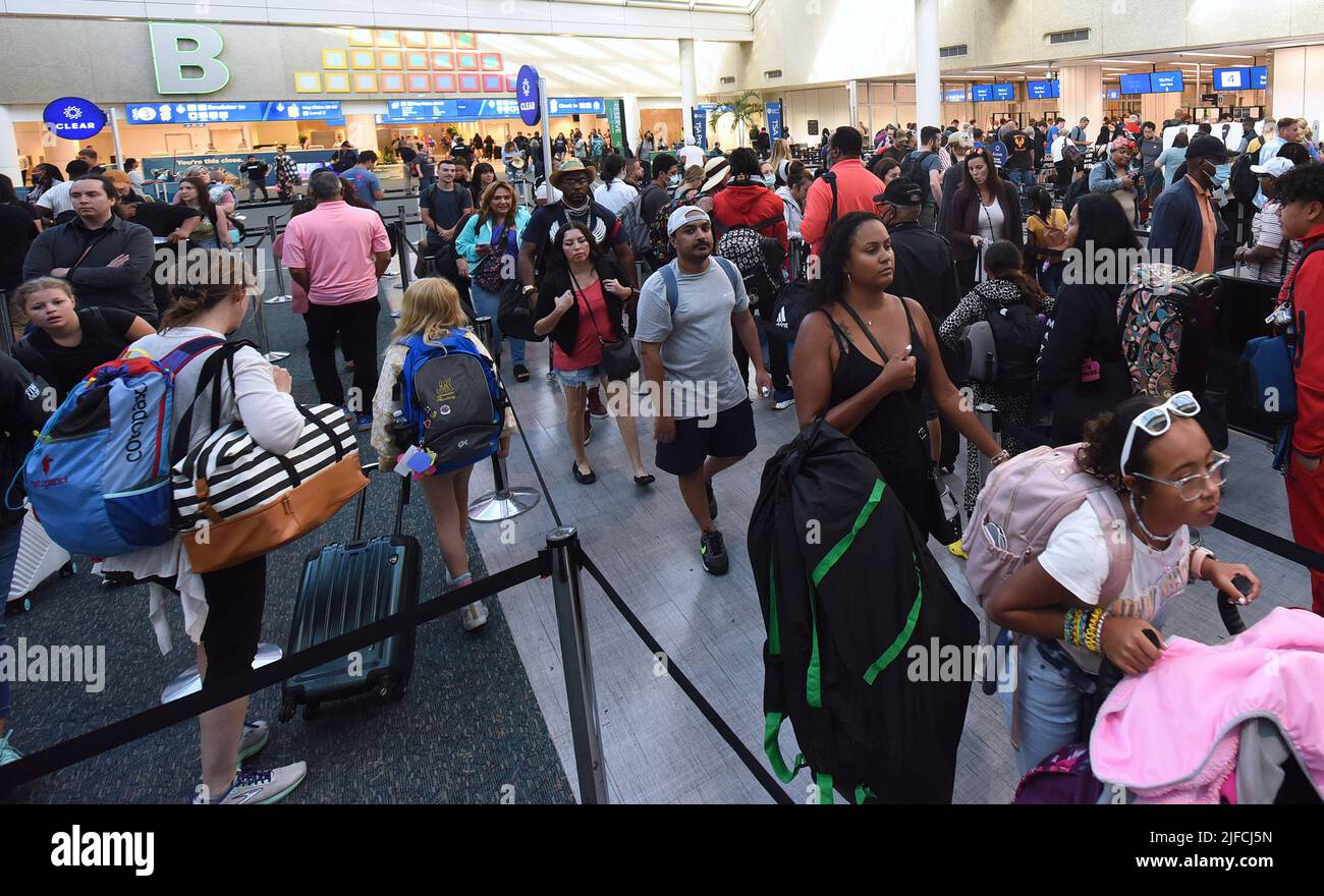 Orlando, Usa. 01.. Juli 2022. Vor dem Urlaub am 4. Juli finden Reisende am Orlando International Airport eine TSA-Screening-Linie vor. Hunderte von Flügen in der ganzen Grafschaft wurden verspätet oder gestrichen, und Fluggesellschaften warnen Passagiere, sich auf Probleme vorzubereiten. (Foto von Paul Hennessy/SOPA Images/Sipa USA) Quelle: SIPA USA/Alamy Live News Stockfoto