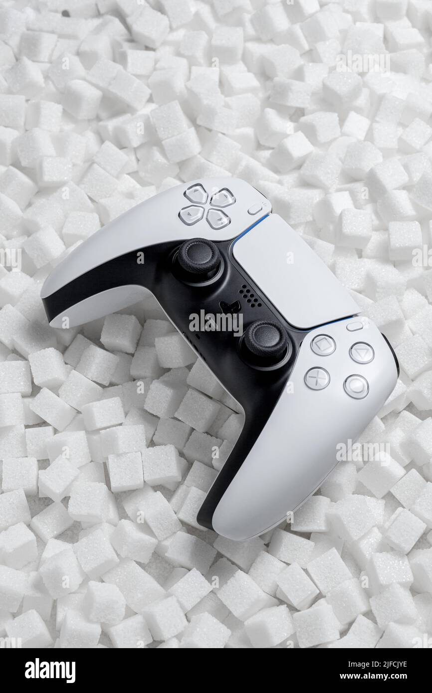 29. Mai 2022, Odessa, Ukraine. Weißer neuer Gamepad-Dualsense für PlayStation 5 auf weißem Hintergrund aus Zuckerwürfeln. Cybersport Poster Konzept Stockfoto