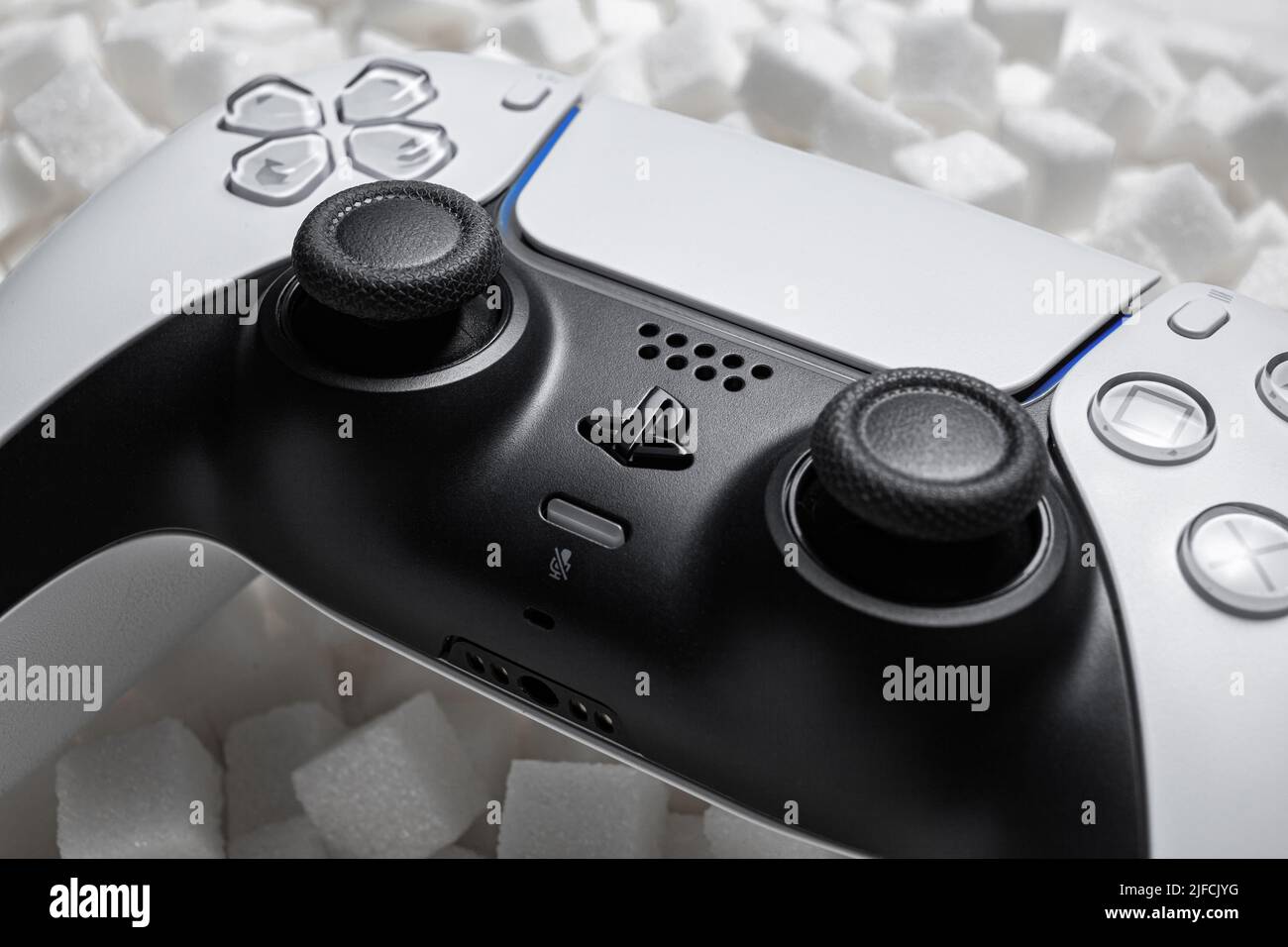 29. Mai 2022, Odessa, Ukraine. Weißer neuer Gamepad-Dualsense für PlayStation 5 auf weißem Hintergrund aus Zuckerwürfeln. Cybersport Poster Konzept Stockfoto