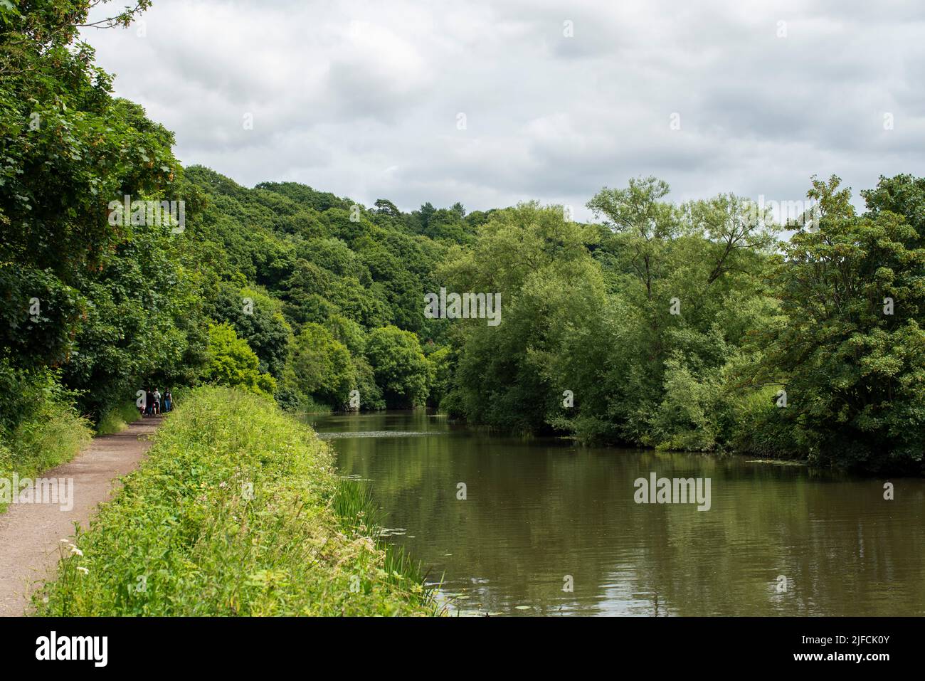 Allgemeiner Blick auf den Fluss Avon in Richtung Bath, der an einem sonnigen Sommertag durch den Conham River Park im Osten von Bristol führt. Stockfoto