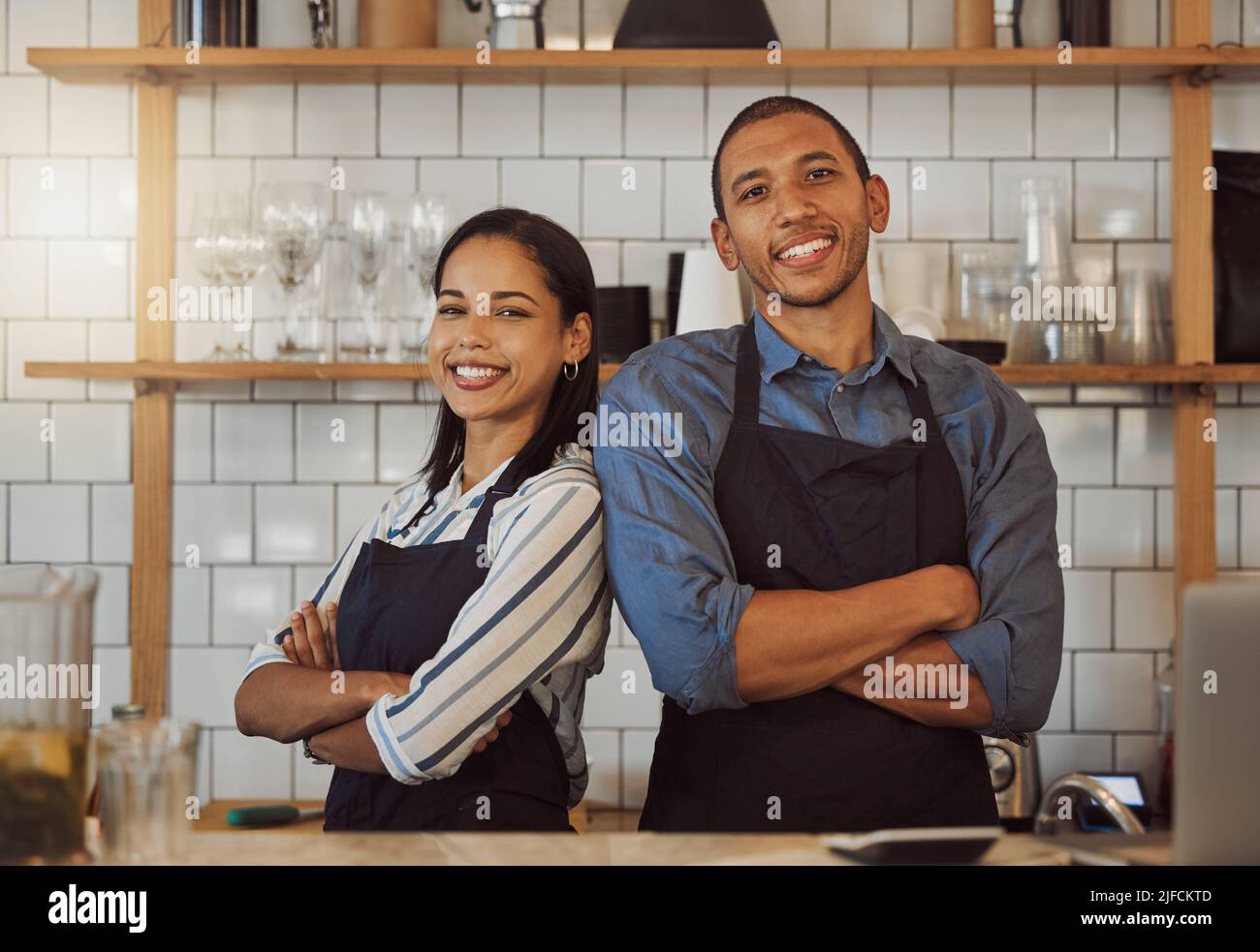 Geschäftspartner stehen in ihrem Coffeeshop zurück an den Rücken. Restaurantkollegen stehen nebeneinander. Porträt von zwei Unternehmerarmen Stockfoto