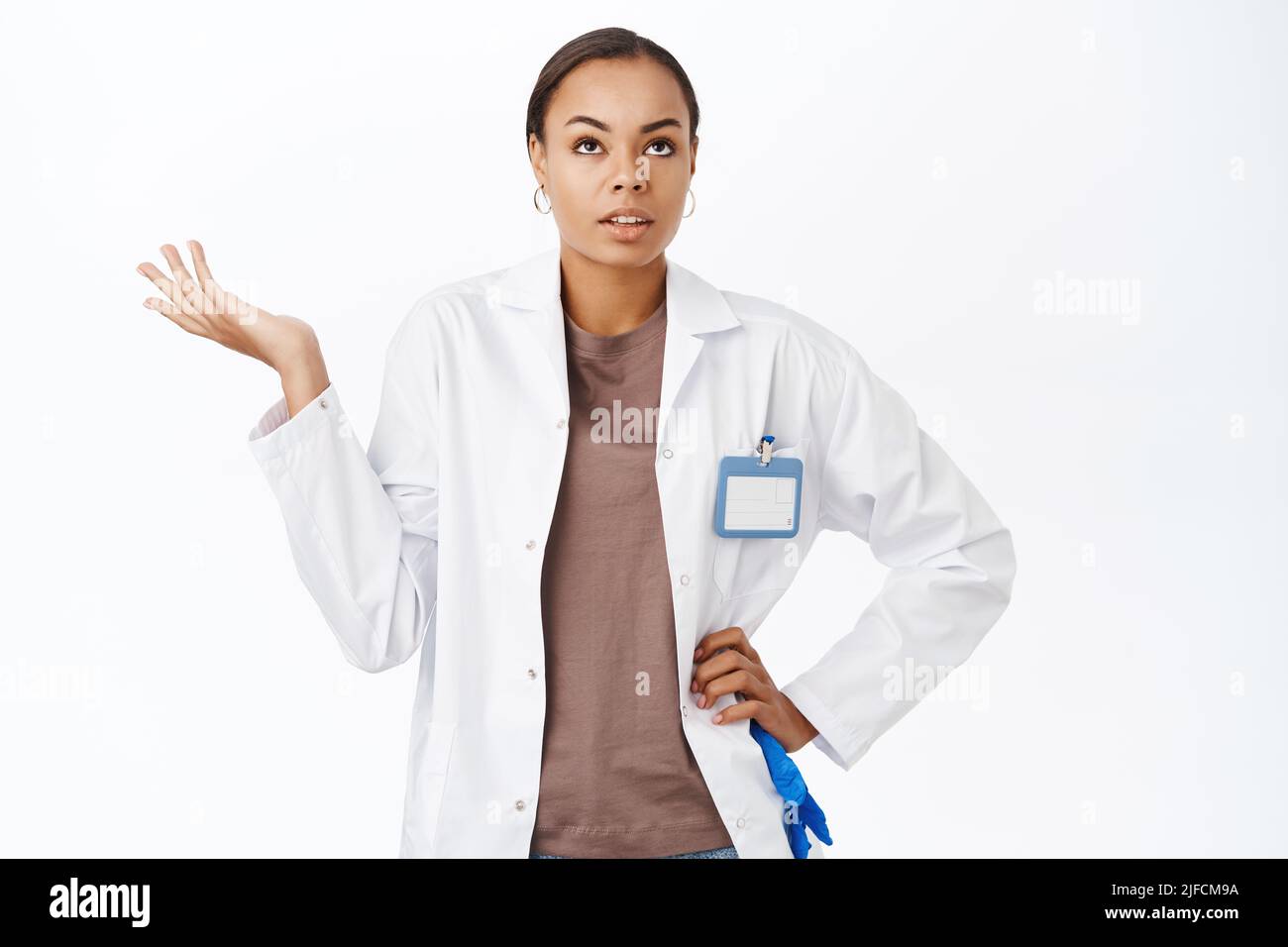 Verärgerter Arzt schüttelt die Hand und bespricht smeth, beschwert sich über Patienten, steht auf weißem Hintergrund Stockfoto