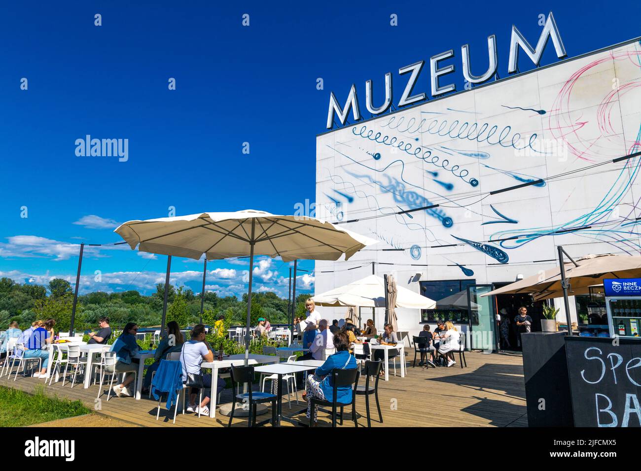 Personen, die im Paloma nad Wisłą im Museum für Moderne Kunst (Muzeum Sztuki Nowoczesnej w Warszawie), Powiśle, Warschau, Polen, speisen Stockfoto