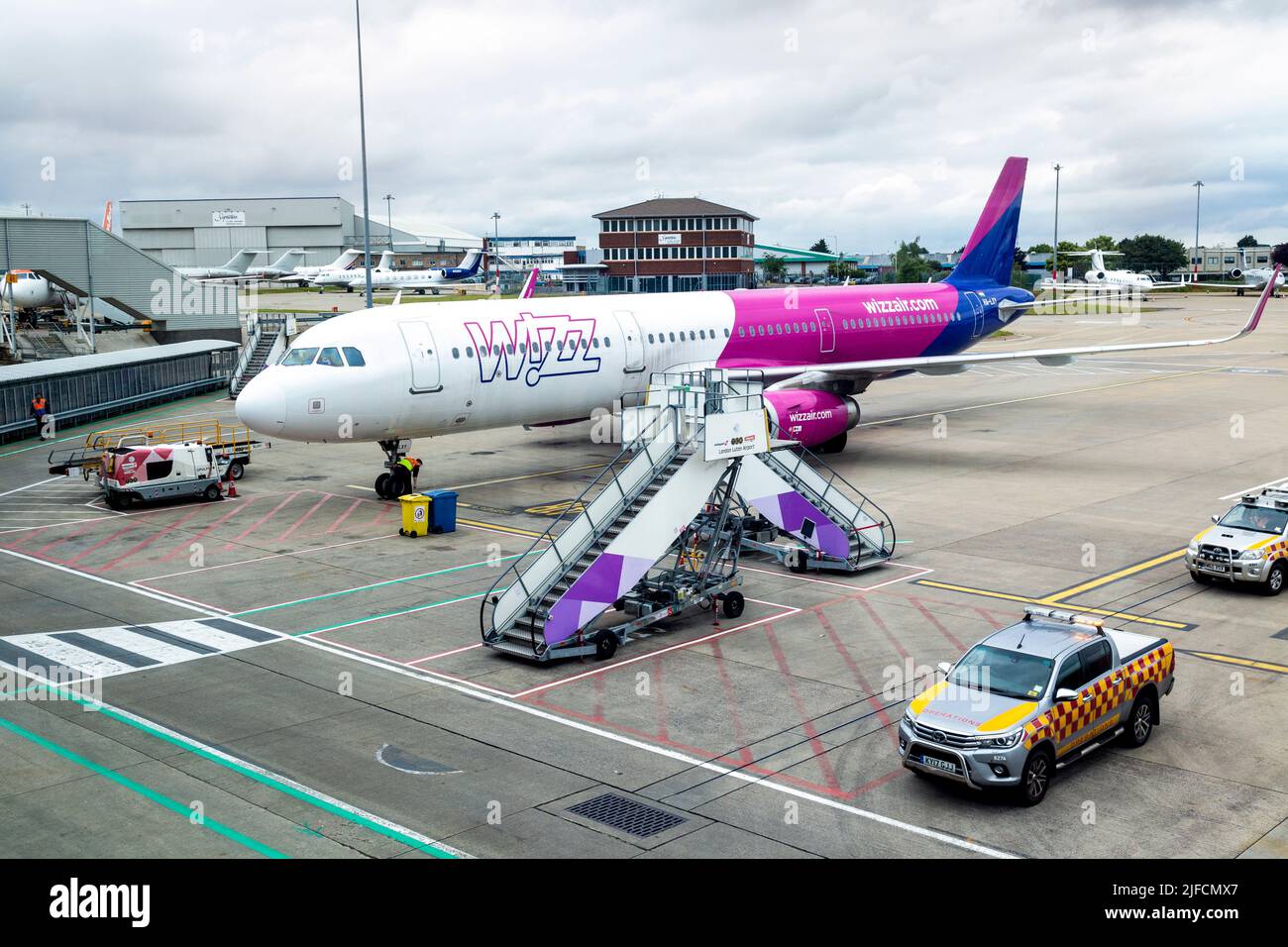 Wizz Air-Flugzeug auf dem Asphalt am Flughafen Luton, Luton, London, Großbritannien Stockfoto
