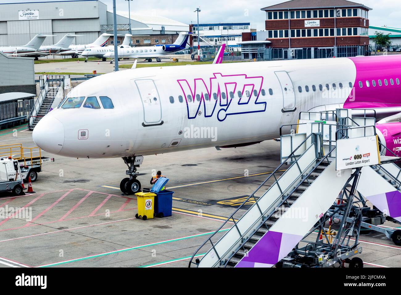 Wizz Air-Flugzeug auf dem Asphalt am Flughafen Luton, Luton, London, Großbritannien Stockfoto