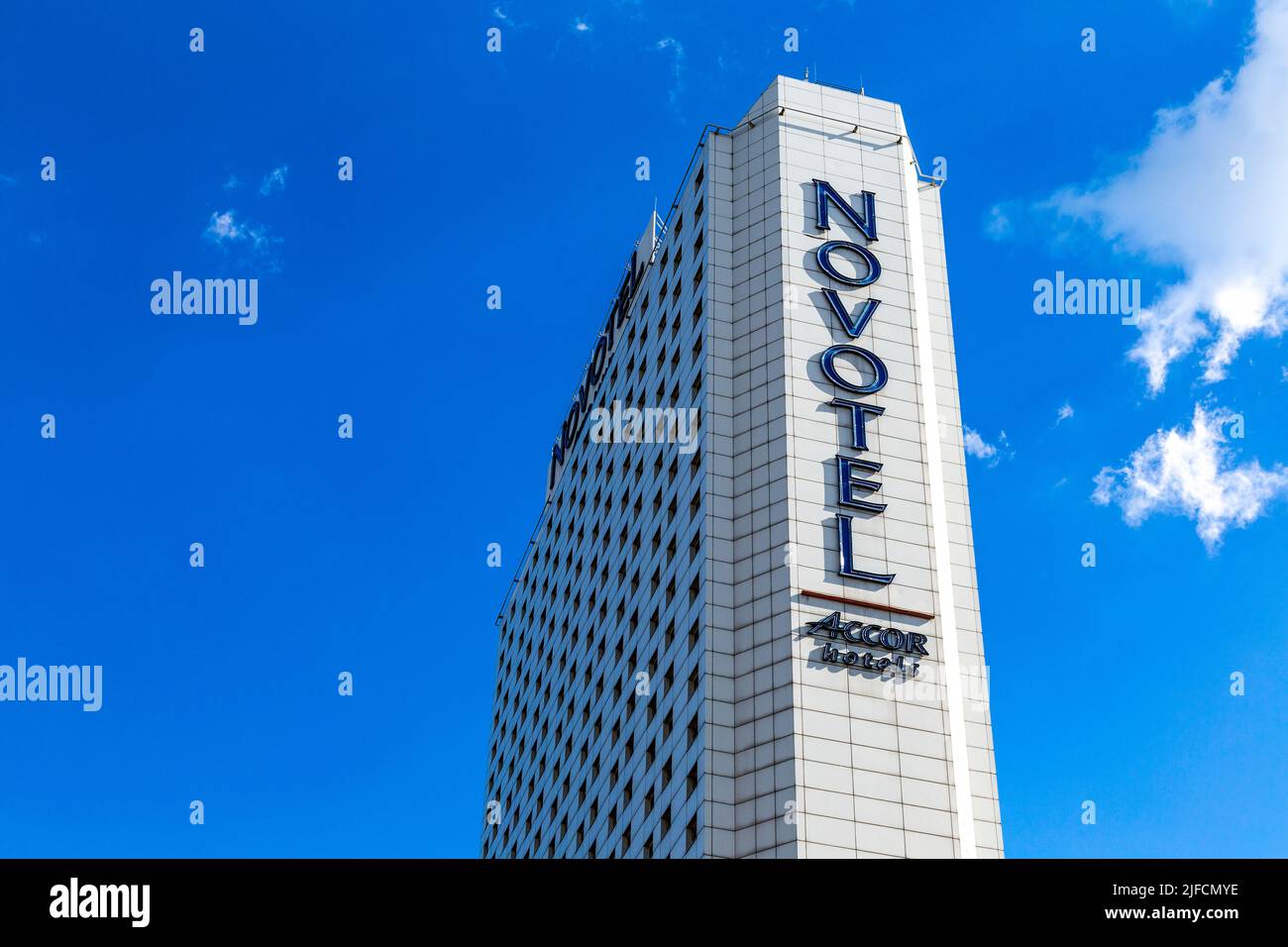 Ein moderner Wolkenkratzer im Stil 1970s beherbergt das Novotel Hotel im Zentrum von Warschau, Polen Stockfoto