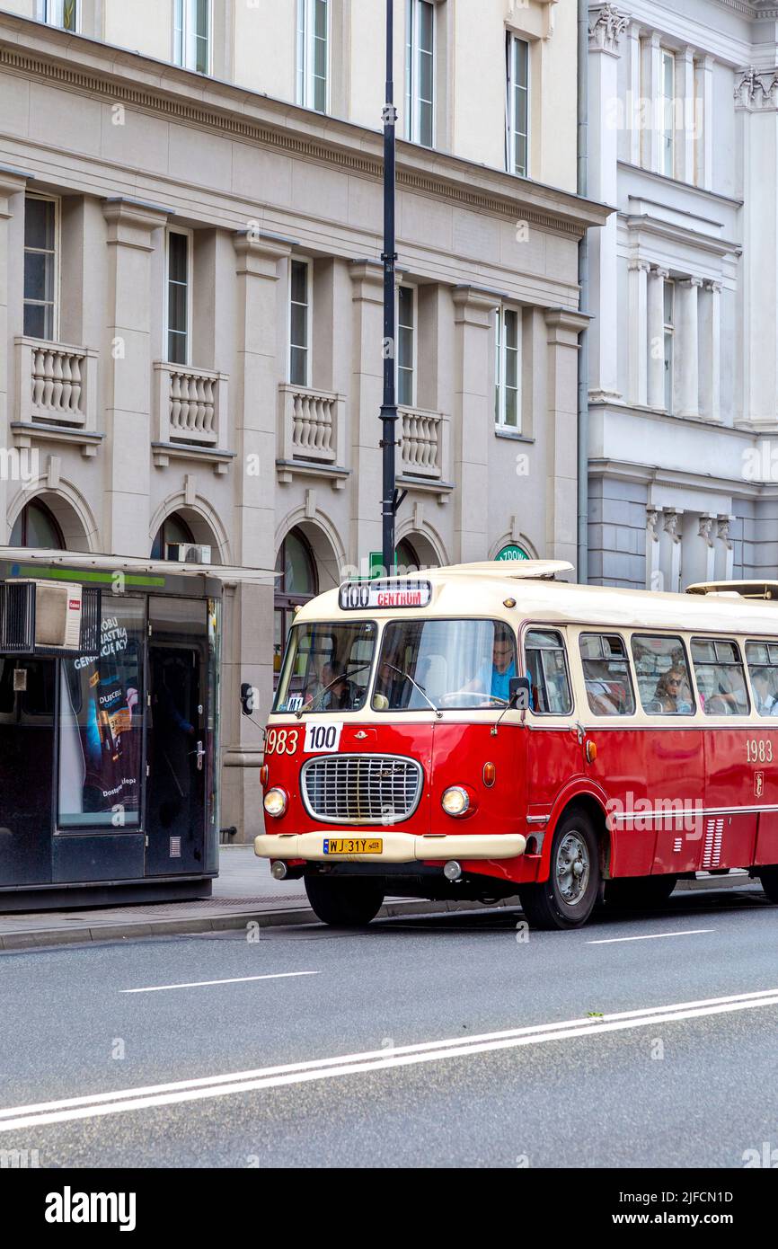 Historischer retro 1960s Jelcz Bus Nummer 100 Touristenlinie in Warschau, Polen Stockfoto