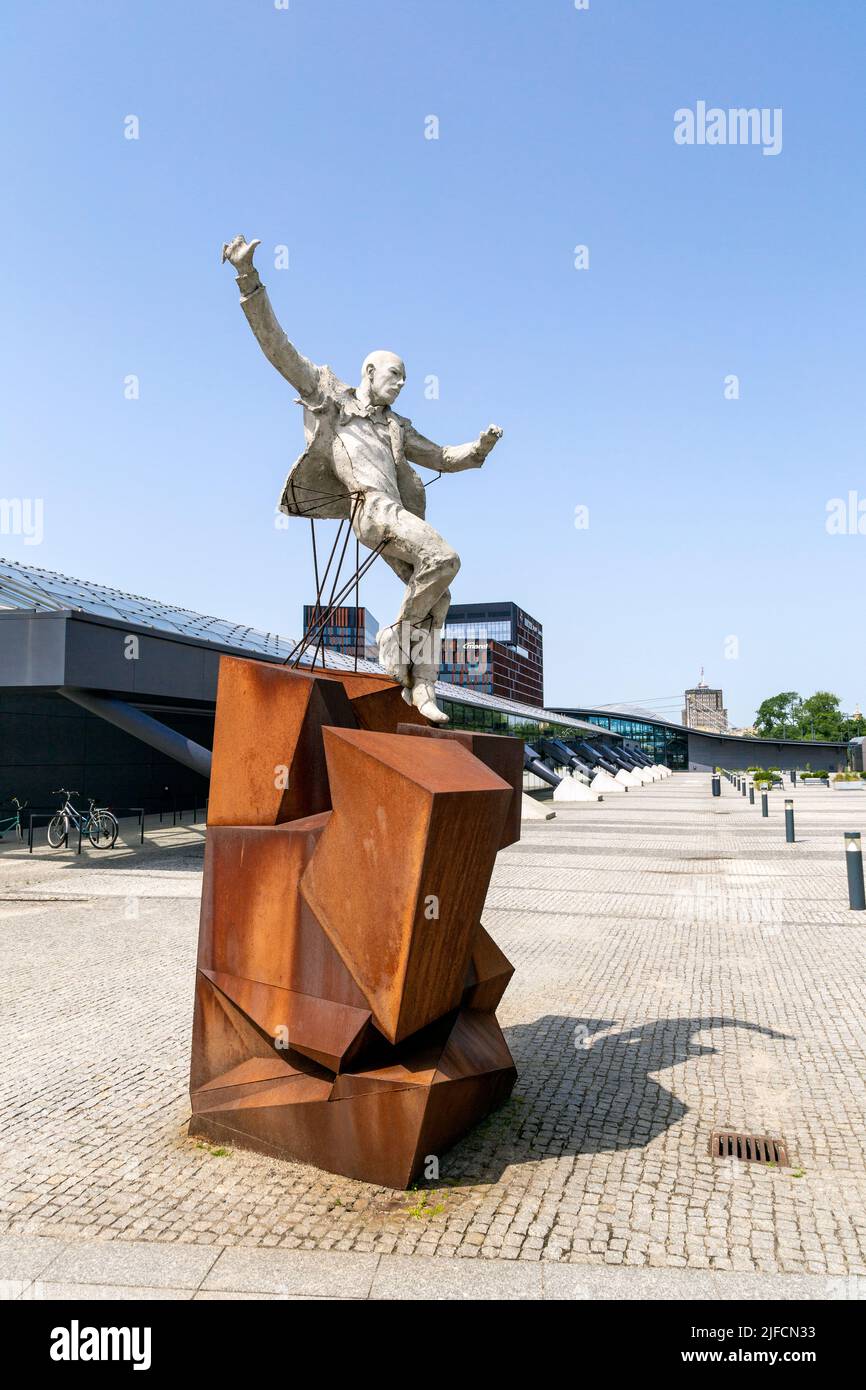 Skulptur 'Ciężar Niewłaściwy' des Künstlers Tomasz Górnicki am Bahnhof Łódź Fabryczna, Łódź, Polen Stockfoto
