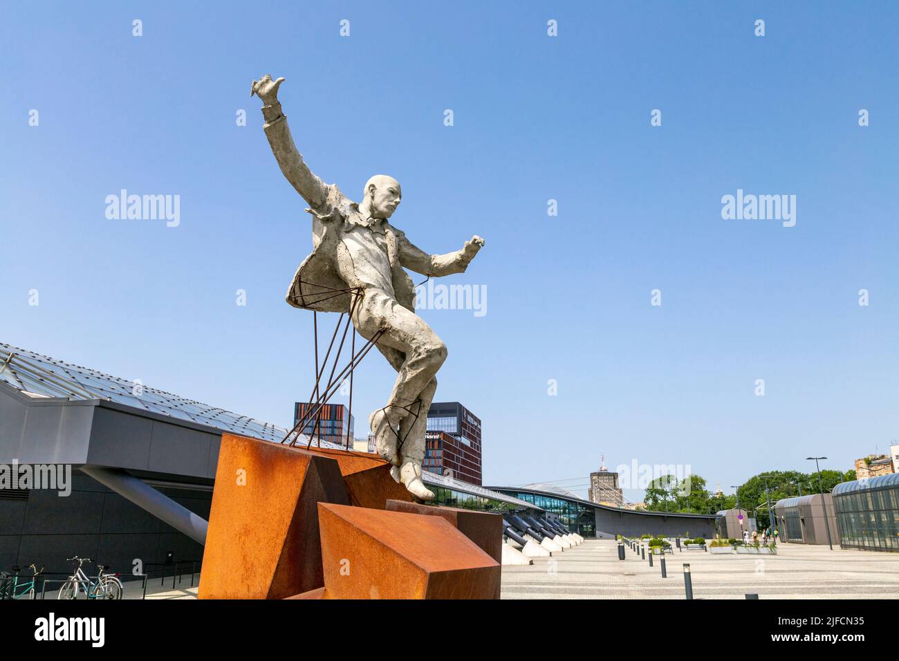 Skulptur 'Ciężar Niewłaściwy' des Künstlers Tomasz Górnicki am Bahnhof Łódź Fabryczna, Łódź, Polen Stockfoto