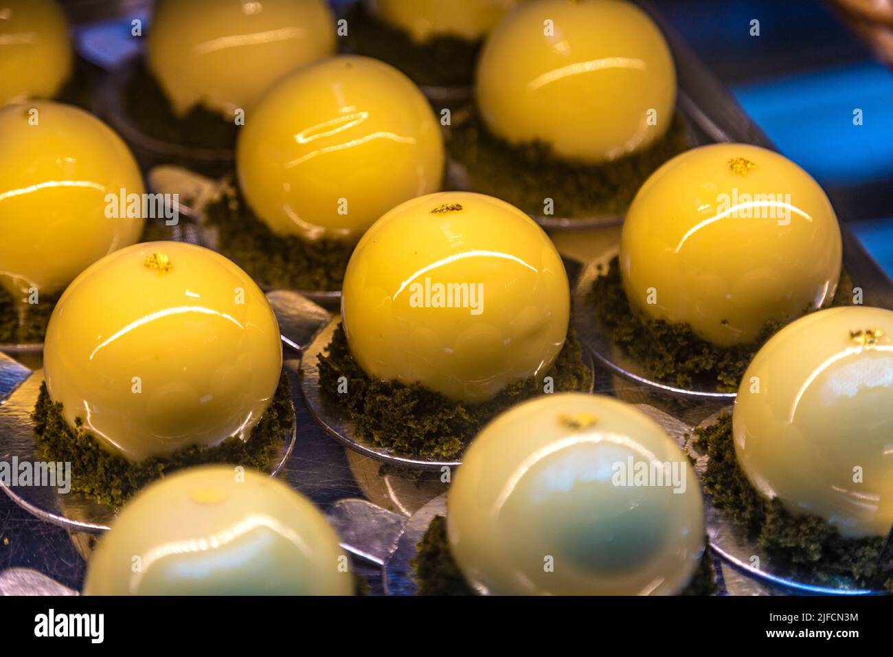 Jasmin- und Mango-Kuchen in der Lukullus Patisserie im Einkaufszentrum Zlote Tarasy, Warschau, Polen Stockfoto