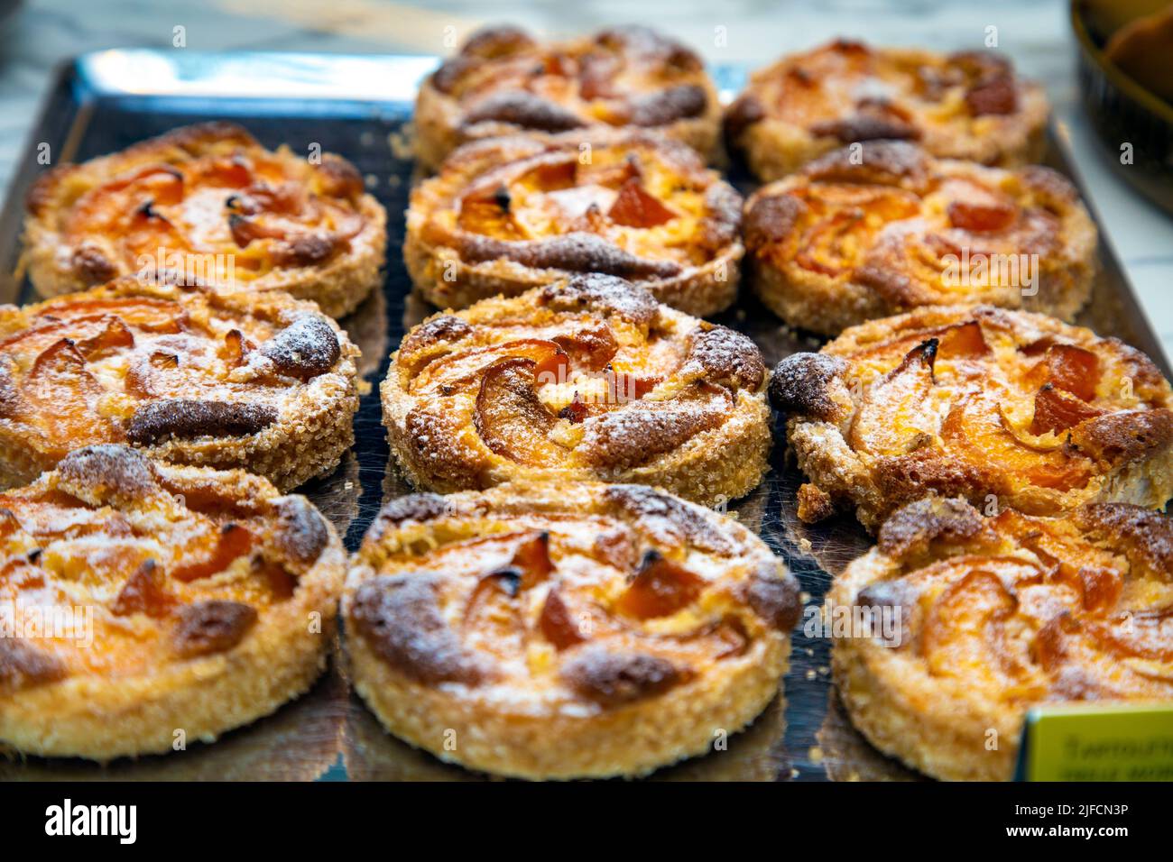Aprikosen-Tartlets in der Lukullus Patisserie im Einkaufszentrum Zlote Tarasy, Warschau, Polen Stockfoto