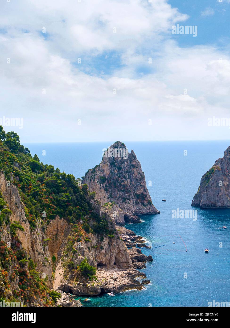 Capri ist eine Insel vor der Halbinsel Sorrentine, auf der Südseite des Golfs von Neapel.Merkmale der Insel sind die malerischen Faraglioni Rocks Stockfoto Capri ist eine Insel vor der Halbinsel Sorrentine, auf der Südseite des Golfs von Neapel.Merkmale der Insel sind die malerischen Faraglioni Rocks Stockfoto