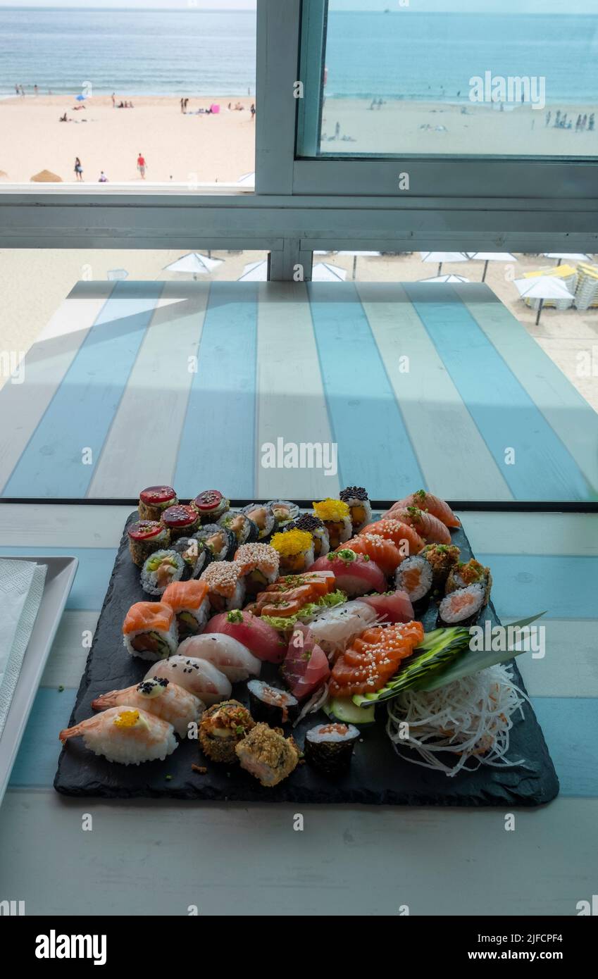 Sushi-Mittagessen im Strandrestaurant in Portugal Stockfoto