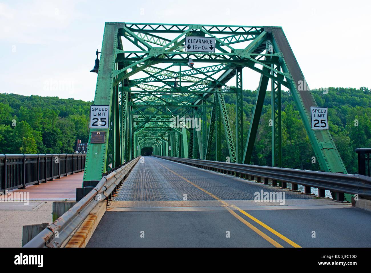 Eine Brücke über den Delaware River, die die Bundesstaaten New Jersey und Pennsylvania in der Stadt Stockton, New Jersey, USA, verbindet. -11 Stockfoto